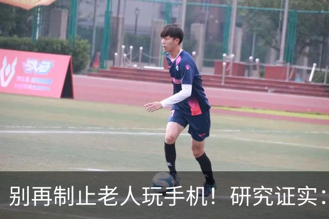 别再制止老人玩手机！研究证实：常玩手机的老人，晚年更享福